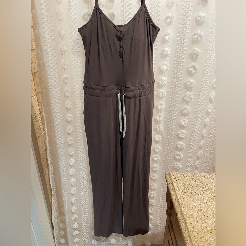 Perfectly barely used Vuori jumpsuit. Size 4-6